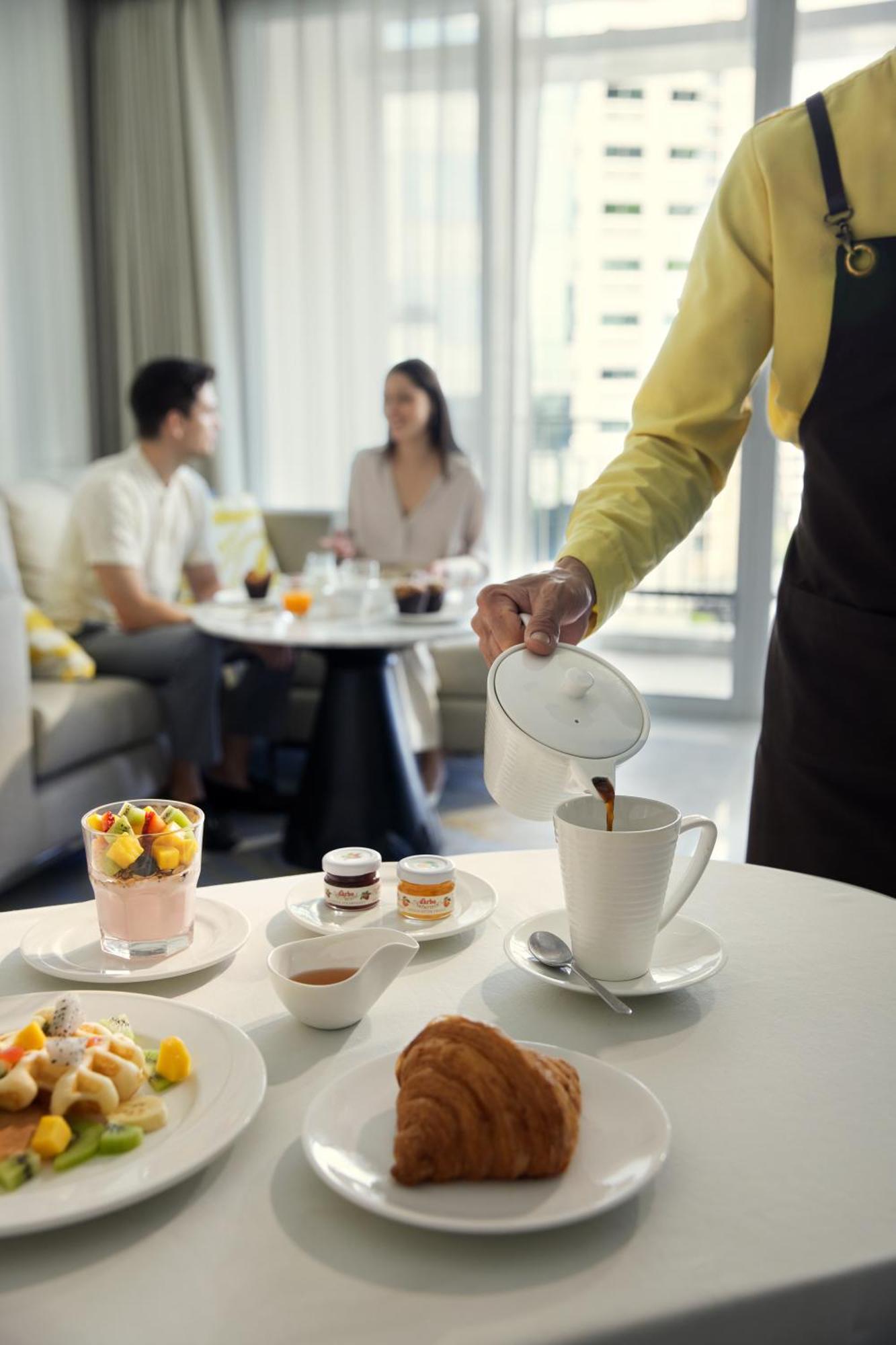 Dusit Suites Hotel Ratchadamri, Μπανγκόκ Εξωτερικό φωτογραφία A waiter serving coffee