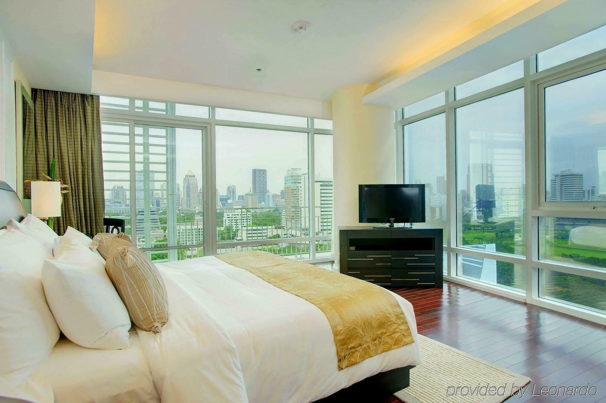 Dusit Suites Hotel Ratchadamri, Μπανγκόκ Δωμάτιο φωτογραφία A bedroom at The Residences at Greenbelt