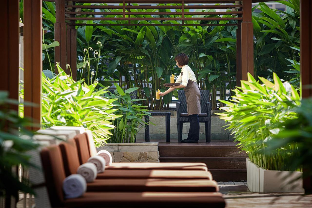 Dusit Suites Hotel Ratchadamri, Μπανγκόκ Εξωτερικό φωτογραφία A hotel staff serving drinks at a resort